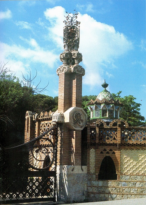 Все фасадные работы выполнены в технике тренкадис, которая напоминает чешую дракона (Pavellons Guell).