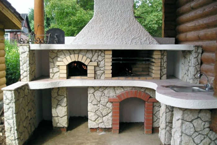 Рядом с грилем можно построить настоящую кухню на свежем воздухе. | Фото: dachnyedela.ru.