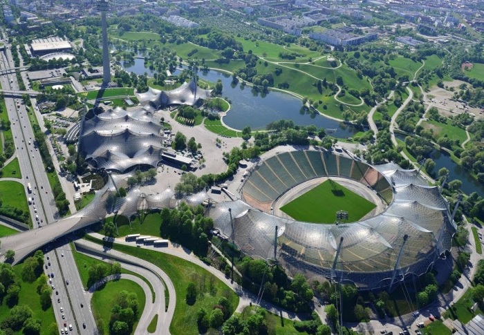 Грандиозное общественное пространство доказывает, что использование трубок и тросов в строительстве масштабных объектов, вполне реально и не менее безопасно (Munich Olympic Park, Германия). | Фото: sepuluhteratas.com.