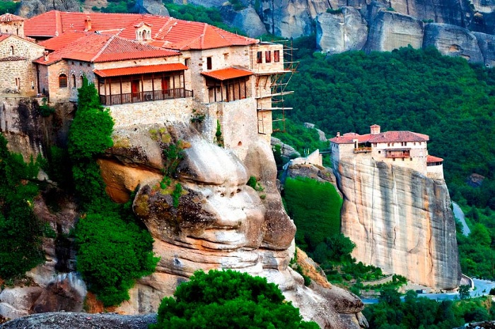 Уникальный храмовый комплекс, расположенный высоко в горах (Метеоры, Греция).