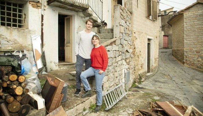 Эта молодая пара приступила к реконструкции приобретенного дома за 1 евро.
