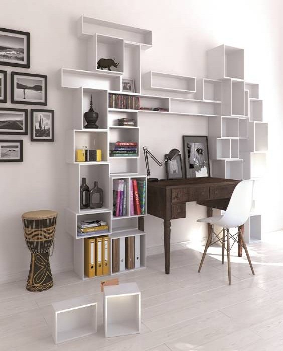 Геометрические формы полок станут идеальным украшением для свободной стены в любой просторной комнате.| Фото: mebelstyle-kursk.ru.