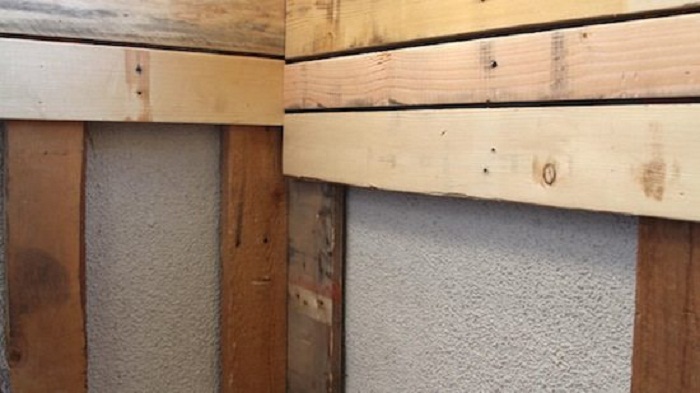 Доски для создания панелей прикрепили к установленным заранее опорам, которые не закреплялись в стену балкона. | Фото: upcyclethat.com.