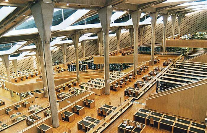 Огромный читальный зал расположен на 11 каскадных уровнях (Александрийская библиотека, Египет).