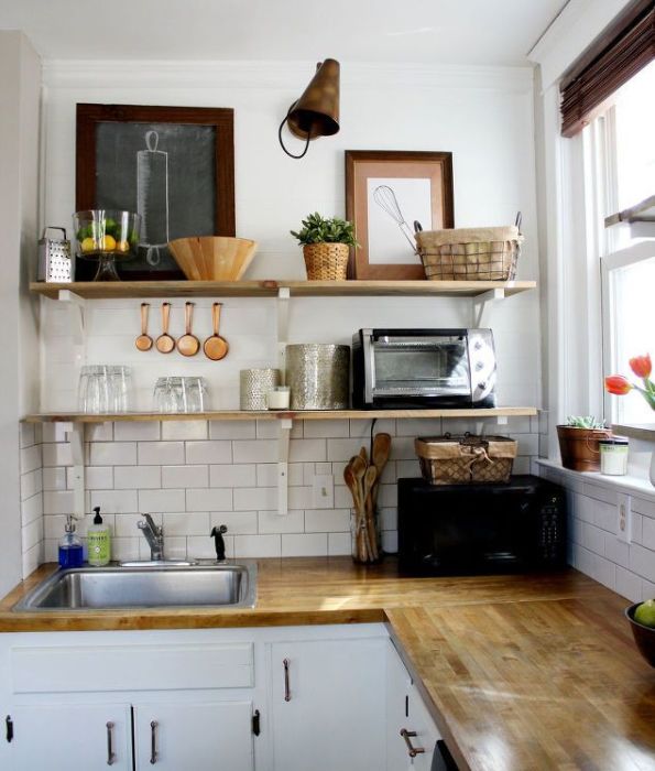 Установите открытые полки на маленькой кухне, и все самое нужное всегда будет под рукой. | Фото: happymodern.ru.