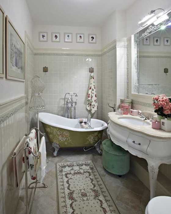 Дворцовый стиль в интерьере крошечной ванной может только развеселить. | Фото: tulatrud.ru.