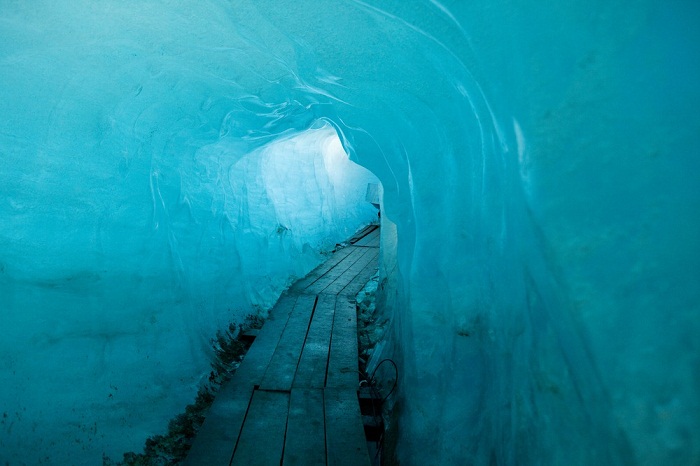 Невероятный грот был создан на глубине 100 метров в леднике Рона (Альпы, Швейцария). 