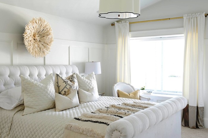Спальня в белых тонах всегда будет стильной и элегантной. | Фото: interiorsroom.ru. 
