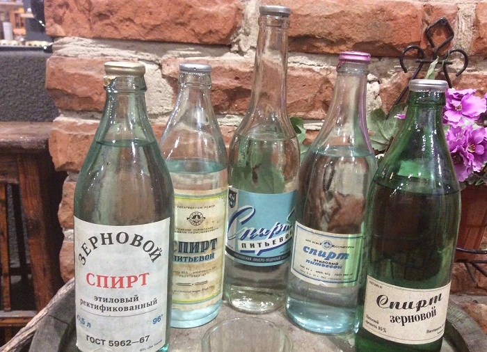 Любой спирт поможет избавиться от желтизны на пластиковых поверхностях. | Фото: freelancehack.ru.