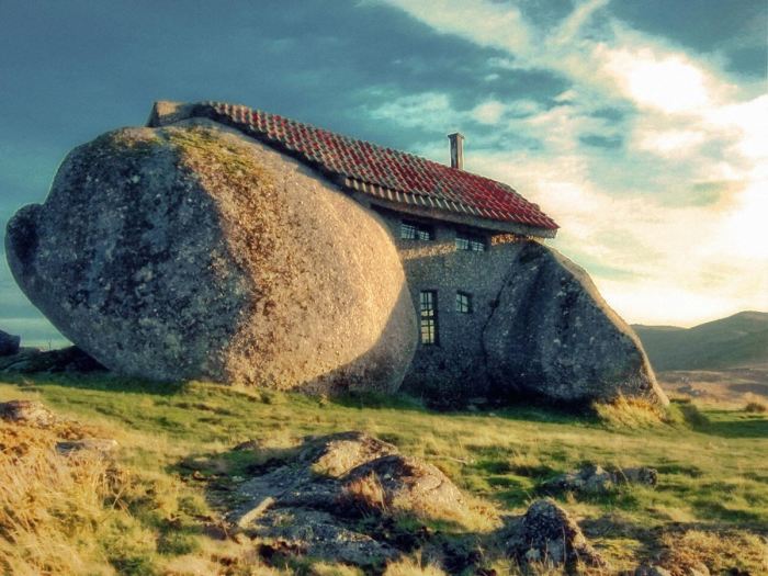 Уникальный дом-камень больше похож на сказочное жилище великанов (Casa do Penedo, Португалия). | Фото: orangesmile.com.
