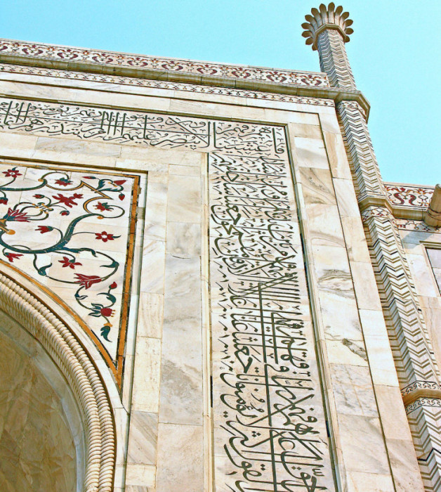 Надписи из Корана встречают всех тех, кто приходит к стенам мавзолея (Тадж-Махал, Индия). | Фото: interestingengineering.com.