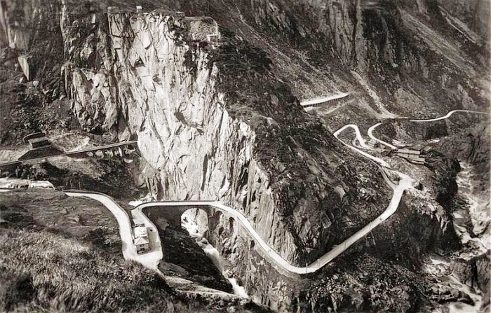 Старый мост дьявола в ущелье Шёлленен (1934).