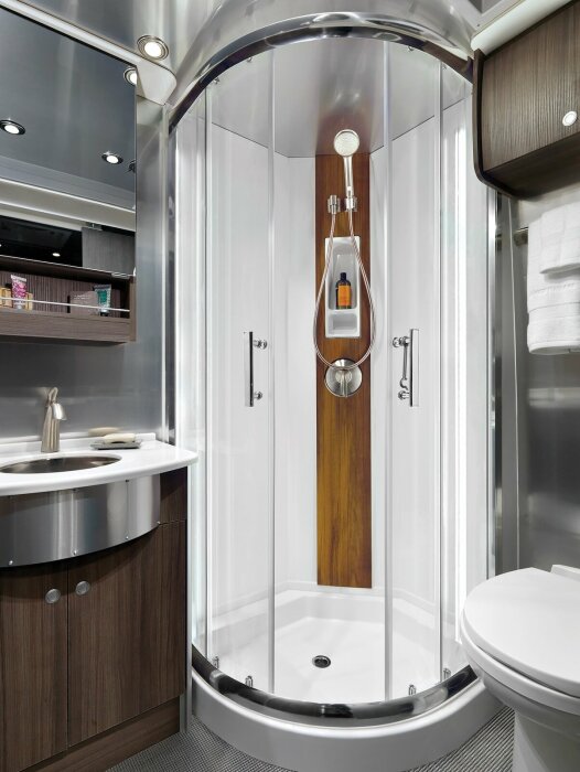 Роскошная ванная комната в доме на колесах. | Фото: airstream.com.