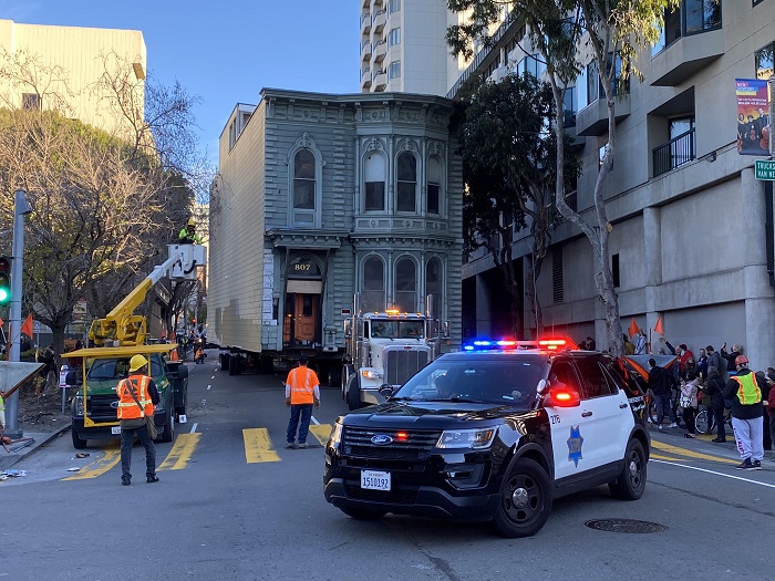 Посмотреть, как происходит транспортировка дома собралось много зевак (Englander House, Сан-Франциско). | Фото: twitter.com.