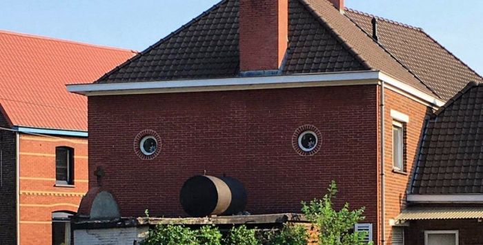 Когда архитектор чересчур увлекается мультфильмами («Ugly Belgian Houses»). | Фото: athensvoice.gr.