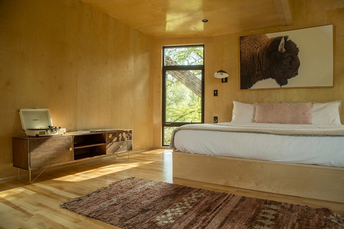 Спальня в Yoki Treehouse оформлена в стиле минимализм.