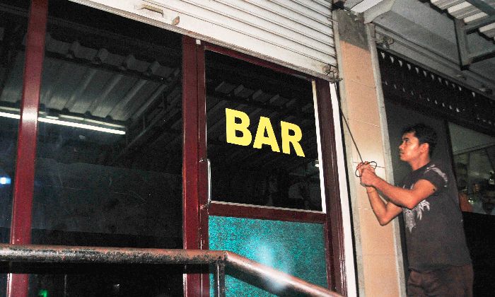 Новый закон о продаже спиртных напитков вынудил многие бары просто закрыть. | Фото: indiatimes.com.