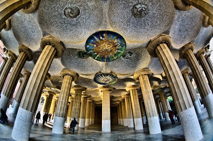Зал «100 колонн» просто очаровывает своим великолепием (Parc Guell).