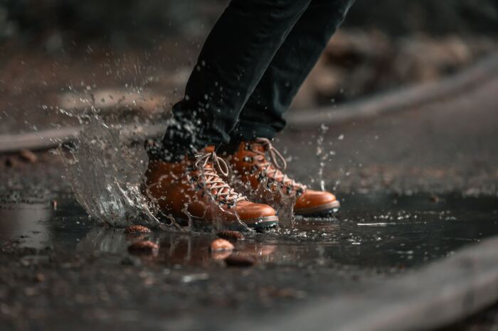 Настало вемя разобраться, действительно ли не избежать простуды, если ноги промокли основательно. / Фото: ru.wallpaper.mob.org