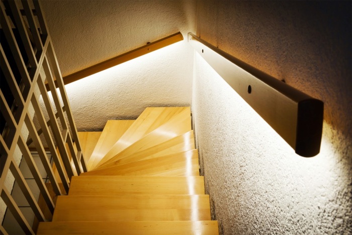 Подсветка лестницы очень важна. / Фото: na-dache.pro