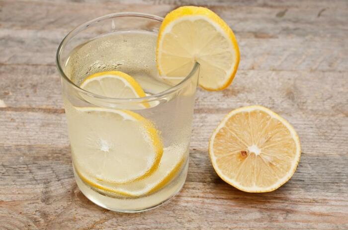 Вода с лимоном. / Фото: syl.ru