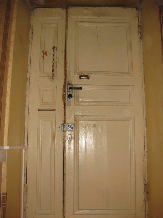 У дверей в сталинках нестандартные габариты: они толще, выше, шире, чем современные./ Фото: remontnik.ru