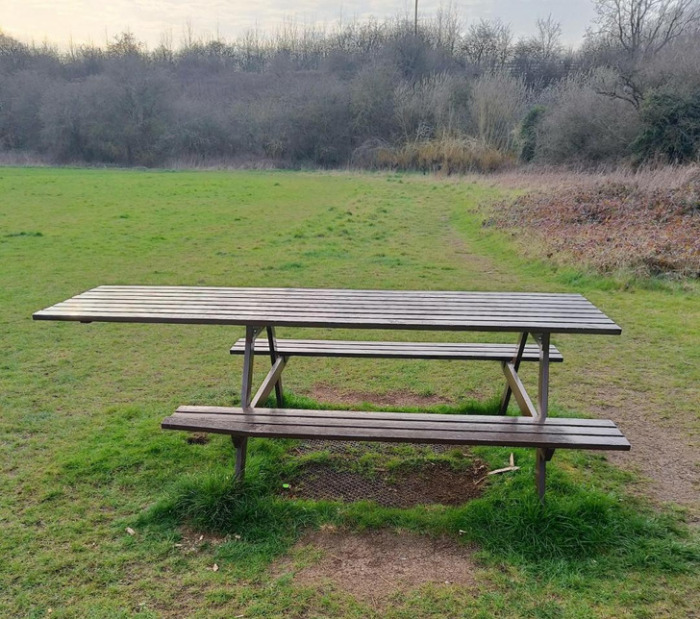 Инключивные столы для досуга на свежем воздухе. / Фото: reddit.com