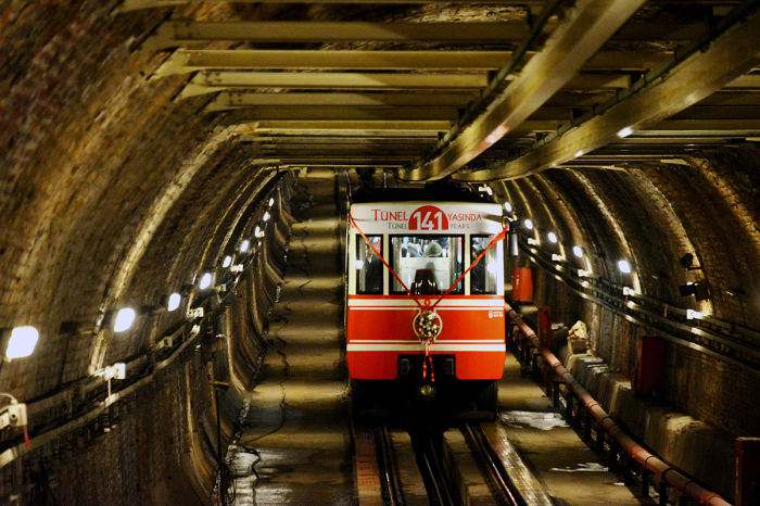Одна из самых старых в мире линий метро. /Фото: istanbul365days.org