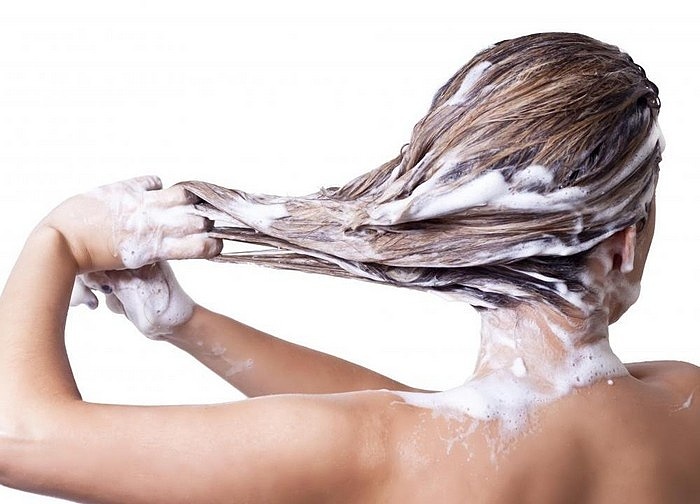 Шампуни нужно оставлять на волосах на некоторое время перед смыванием. / Фото: 1mtt.ru