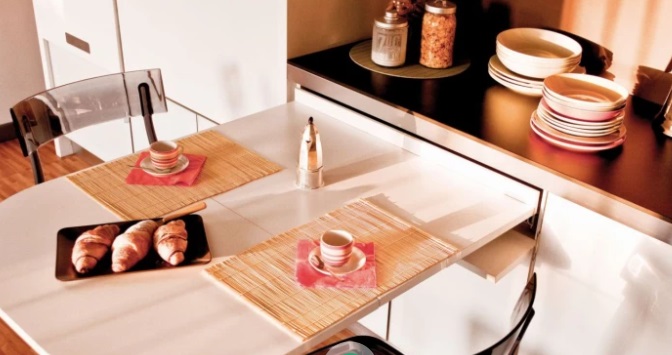 Встроенный в мебель стол для маленькой кухни. / Фото: salon.ru