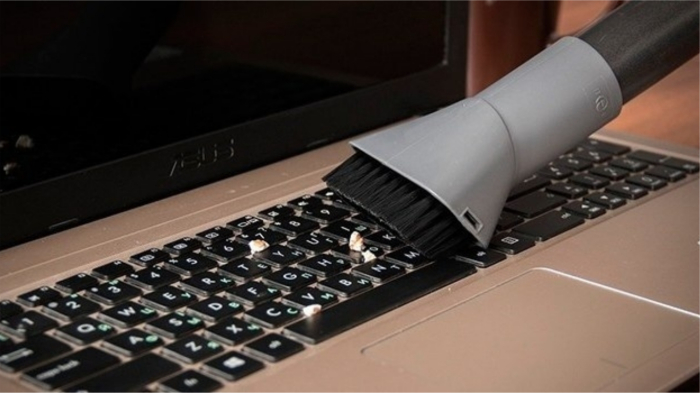 Очистка клавиатуры. / Фото: tut.by