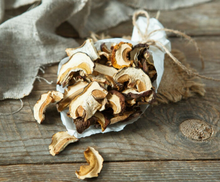 Переложите сушёные грибы в сухую чистую банку, бумажный пакет или холщовый мешочек и уберите в сухое прохладное место. / Фото: catherineasquithgallery.com