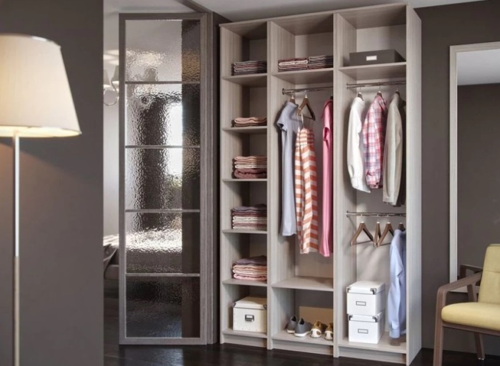 Отдельно стоящий шкаф-гардеробная легко собирается самостоятельно и учитывает индивидуальные предпочтения хозяина. / Фото: salon.ru