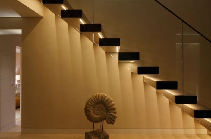 Автоматическая подсветка консольной лестницы светодиодной лентой с обратной стороны ступеней. / Фото: houzz.ru