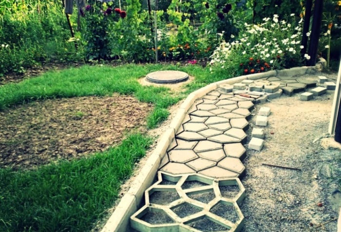 Бетонная садовая дорожка, созданная из форм. / Фото: dg-home.ru