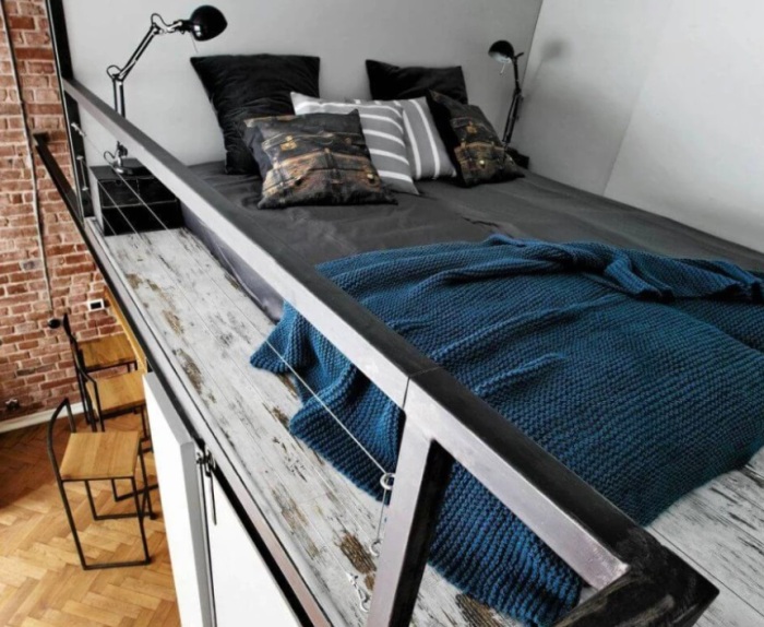 Кровать под потолком в стиле лофт. / Фото: houzz.ru