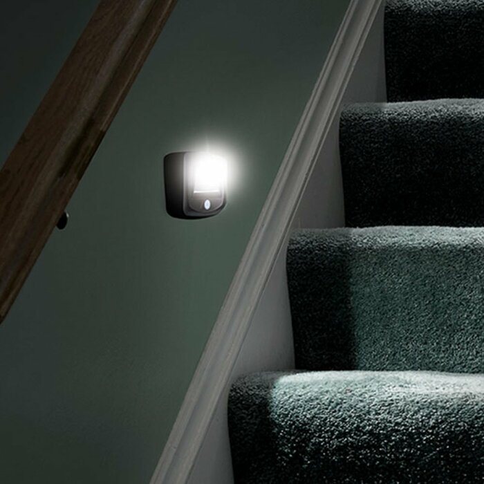 Автоматическая подсветка лестницы. / Фото: desertcart.ae