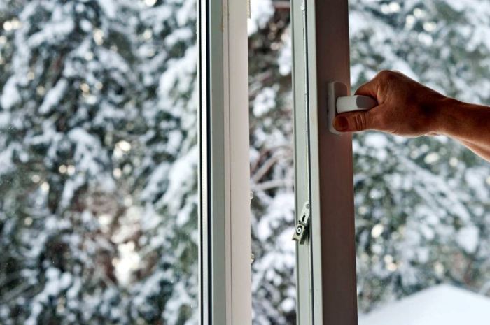 Проветривать помещения зимой нужно в обязательном порядке 2-3 раза в сутки. / Источник фото: cfservice.com.ua