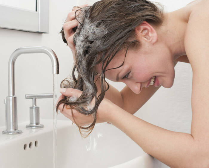Мойти жирные волосы прохладной водой. / Фото: 101hairtips.com