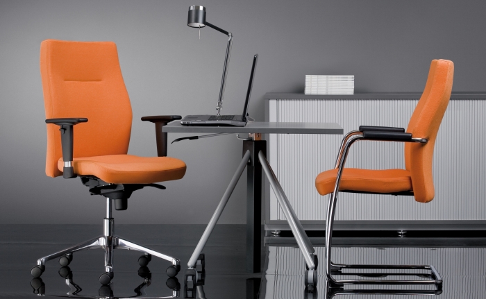 Офисные стулья с синхронными механизмами. / Фото: maple.by