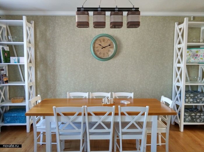 Если не знаете, как украсить стену над столом, выбирайте для декора оригинальные настенные часы.