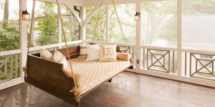 Балкон с качелями-кроватью. / Фото: treehouse.co