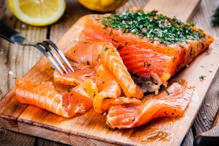 Употребление жирной рыбы защищает печень от накопления жиров, поддерживает нормальный уровень ферментов, борется с воспалением и улучшает чувствительность к инсулину. / Фото: mentoday.ru