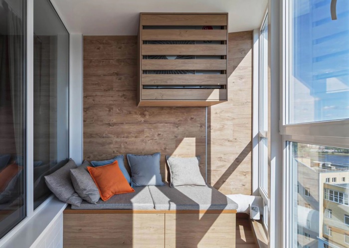 Прежде чем выбирать конкретную модель, подумайте, какой диван вы хотели бы видеть на своем балконе. Затем обязательно измерьте свободное пространство, которое вы под него готовы отвести. / Фото: dg-home.ru