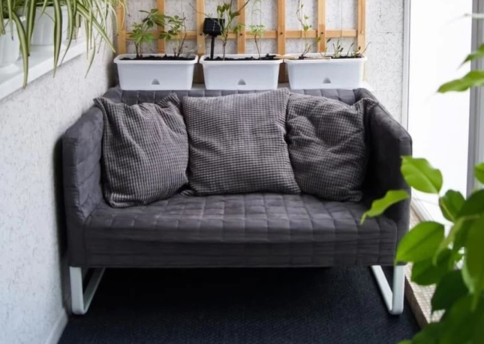 Это могут быть всевозможные модели отдельностоящих диванов, которые легко переместить с места на место. Это могут быть мини-диванчики на 1-2 места, модели без подлокотников и спинки. / Фото: balconyterritory.com