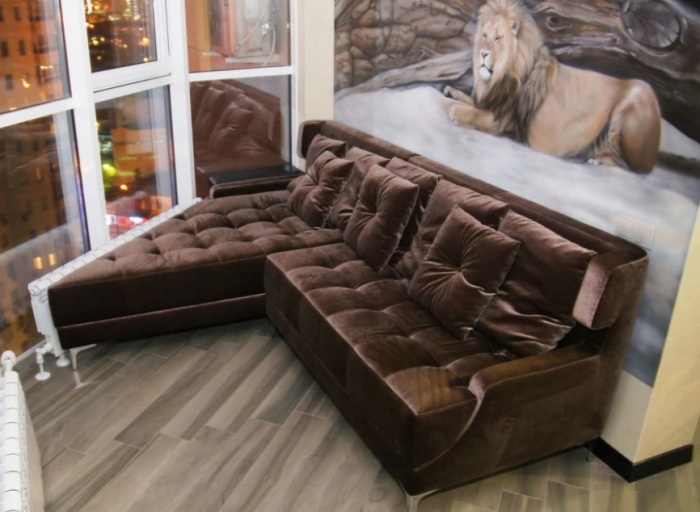 Угловой диван на болконе современной высотки. / Фото: dg-home.ru