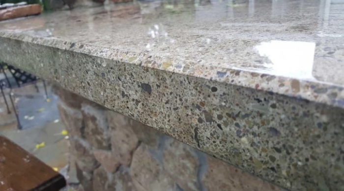 Резать на бетонной столешнице не рекомендуется. / Фото: dg-home.ru