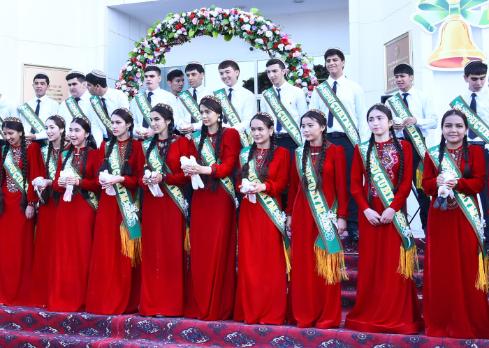 Многие туркменские выпускники по-прежнему намного моложе наших. / Фото: turkmenportal.com