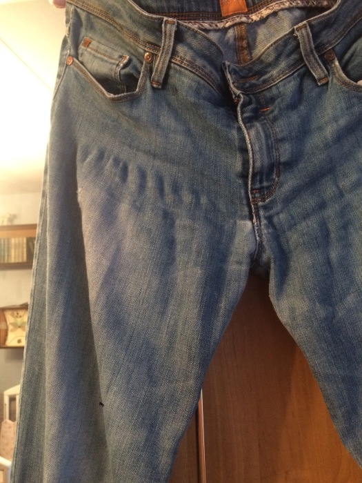 Редко стирать джинсы - плохая идея. / Фото: u-mama.ru