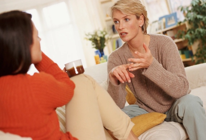 - Мне не нравится, что ты с ней общаешься. - Но почему? Она такая же моя подруга, как и ты. / Фото: marieclaire.ru